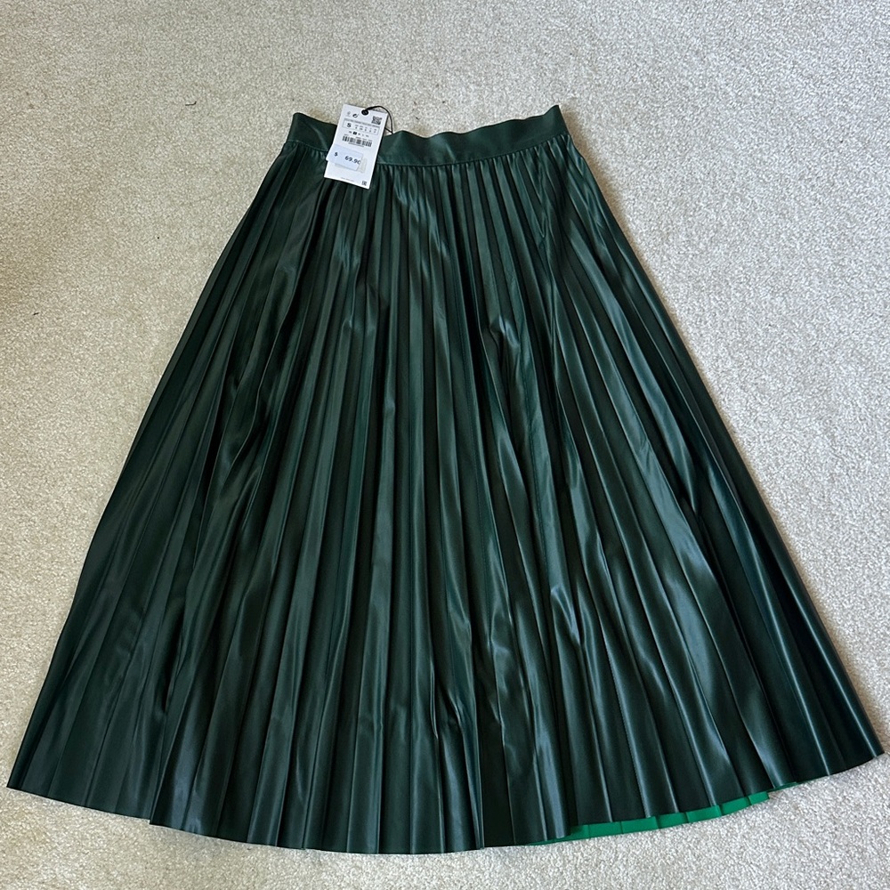 NWT Zara dark green pleated pleather skirt Size Small